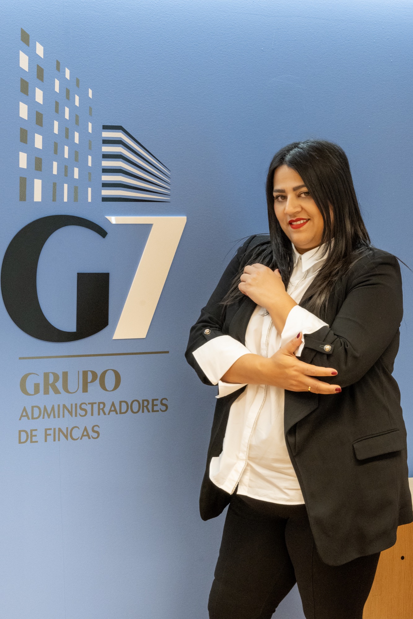 Profesional de Grupo G7 junto a la identidad corporativa
