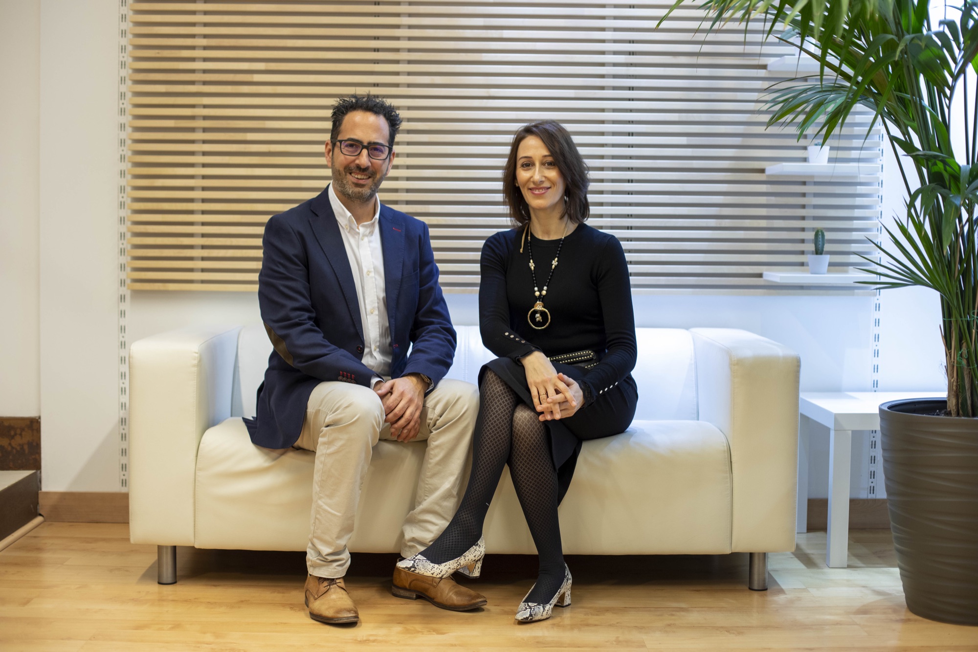 Dos profesionales de Grupo G7 en la zona de atención de la sede