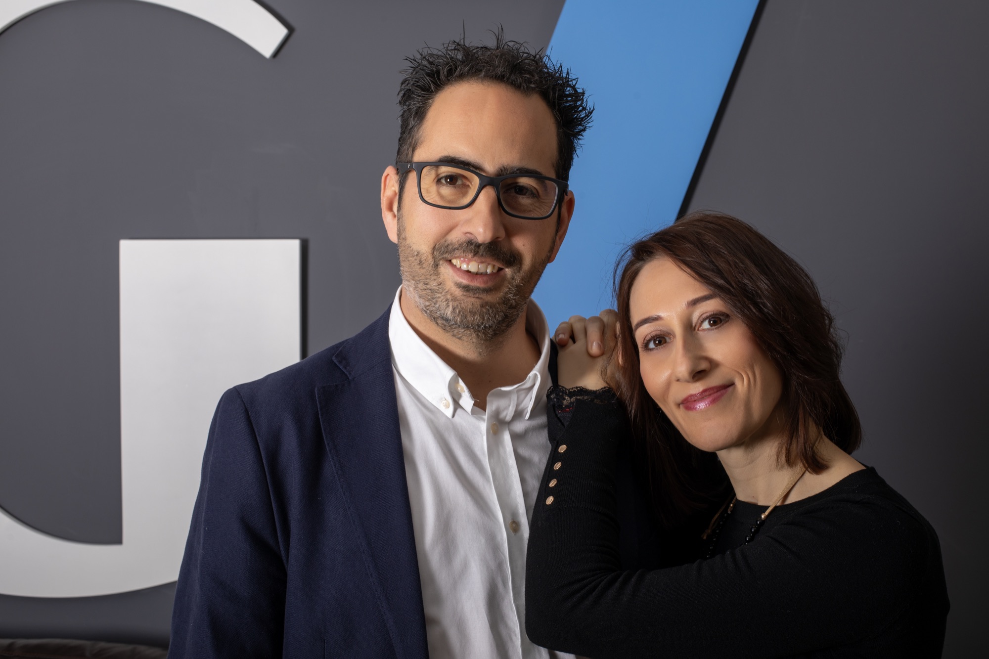 Dos integrantes del equipo profesional de Grupo G7
